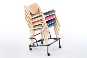 Für einen längeren Stuhltransport eignet sich unser Rollwagen